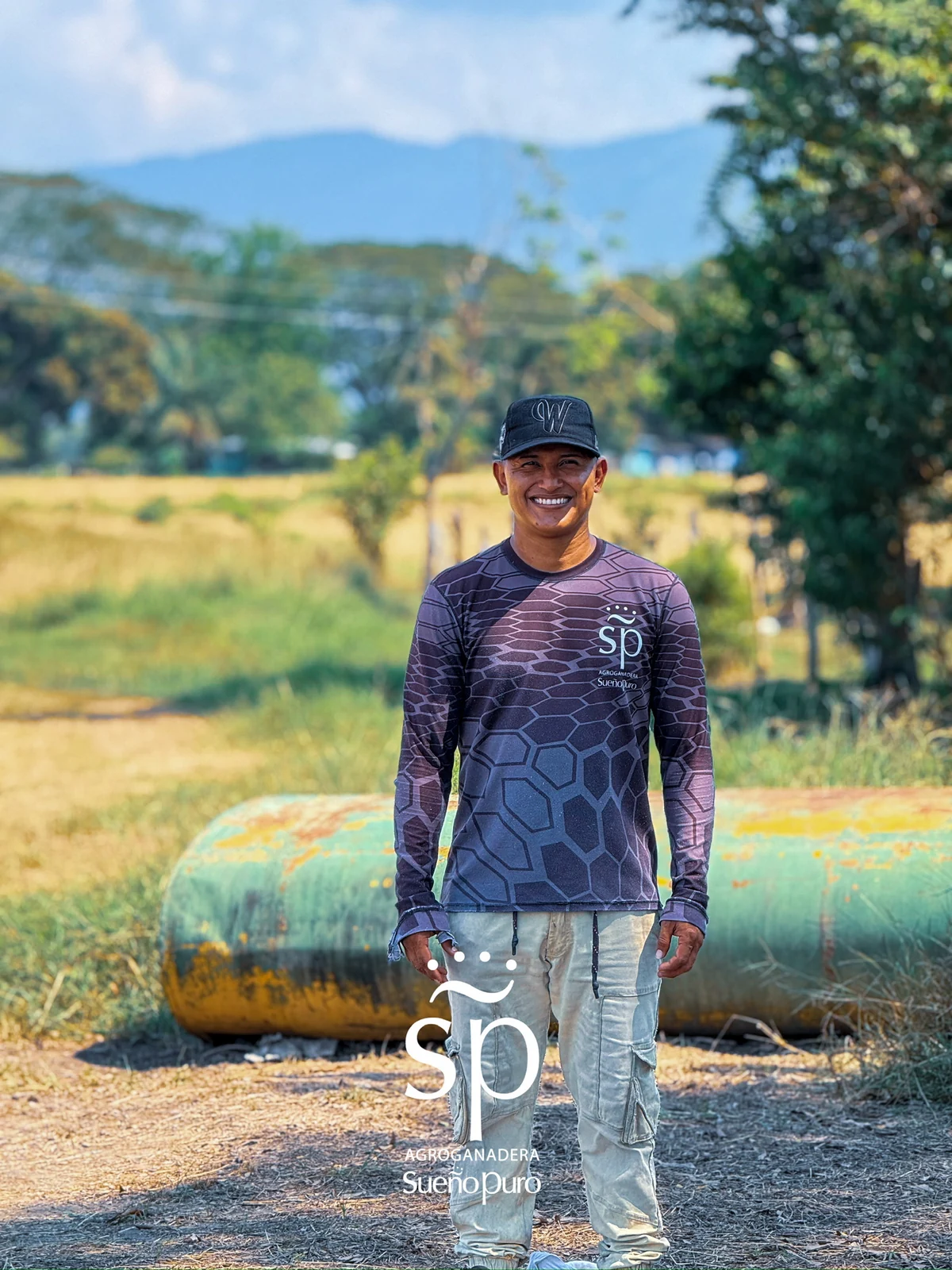 Una de las personas de Sueño Puro, con la indumentaria de la empresa, en el campo.